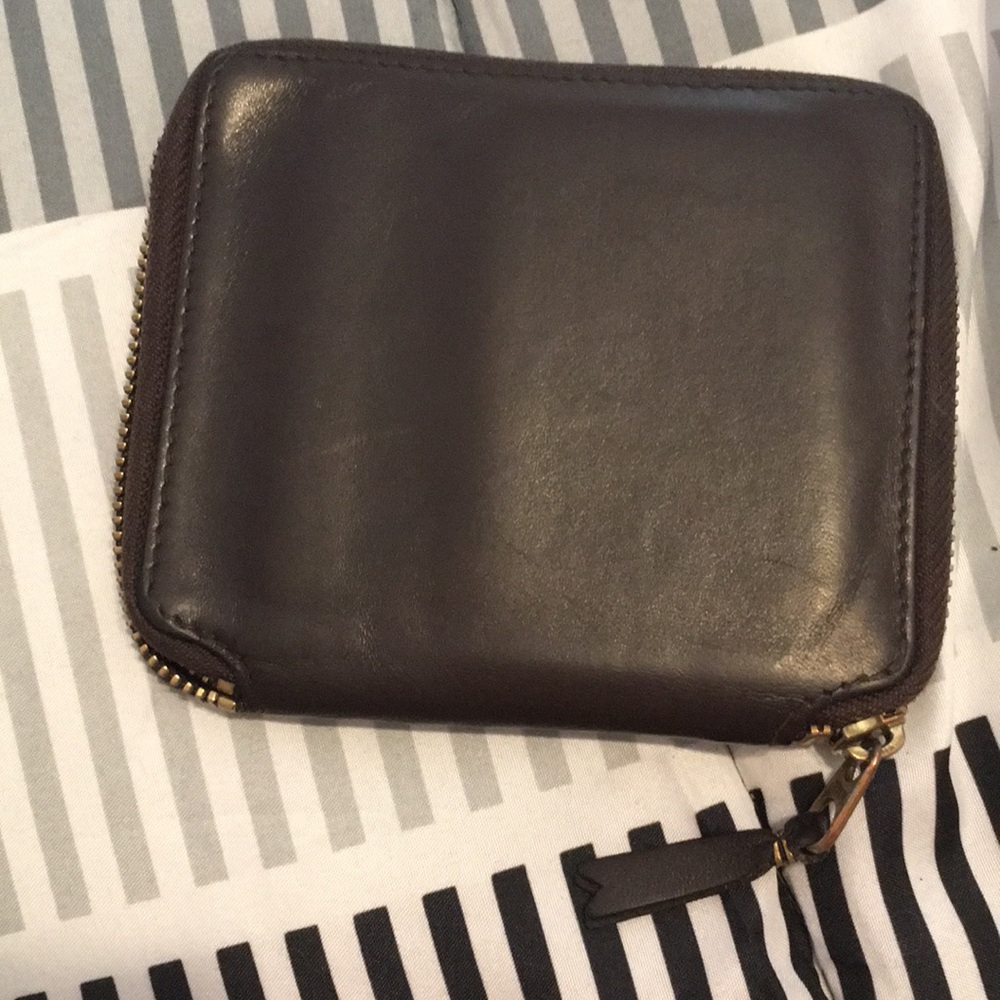 I’m selling this authentic designer leather wallet